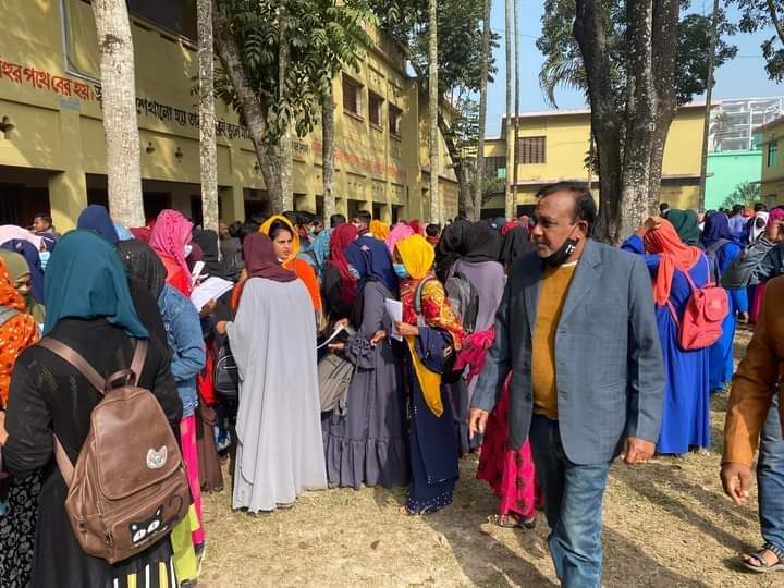 আমলাসদরপুর মাধ্যমিক বিদ্যালয় কেন্দ্রে ১২-১৮ বছর বয়সী শিক্ষার্থীদের কোভিড-১৯ টিকা প্রদানের স্থীর চিত্র