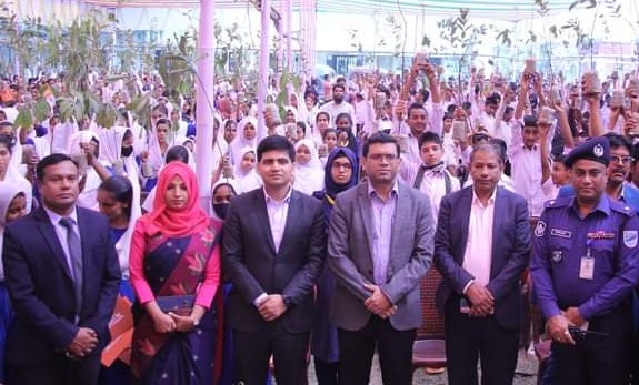 শিক্ষার্থীদের মধ্যে ফলজ গাছের চারা বিতরণ