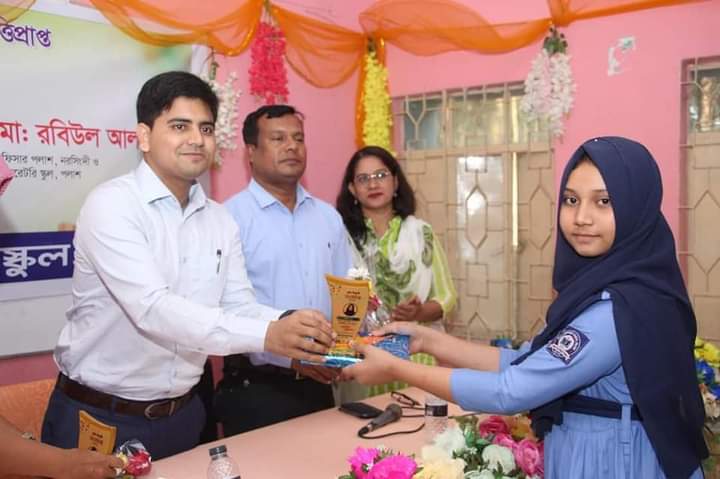 প্রাথমিকে বৃত্তিপ্রাপ্ত শিক্ষার্থীদের মধ্যে পুরস্কার বিতরণ