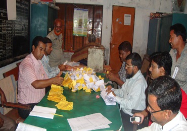 এসএমসি নির্বাচনে ভোট গণনা করছেন নির্বাচনী কর্মকর্তাবৃন্দ