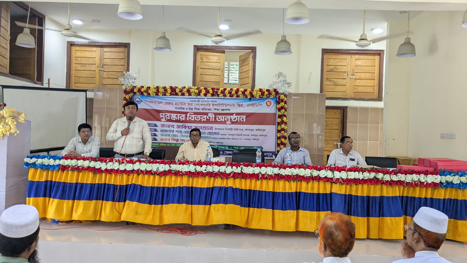 শিক্ষার্থীদের মধ্যে ক্রেস্ট এবং সার্টিফিকেট বিতরণ