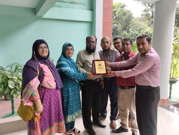 সম্মানিত ব্যবস্থাপনা পরিচালক মহোদয় কে সিনিয়র উপজেলা ব্যবস্থাপক জনাব মোঃ আতোয়ার রহমান এর পক্ষ থেকে সম্মানোনা স্মারক প্রদান