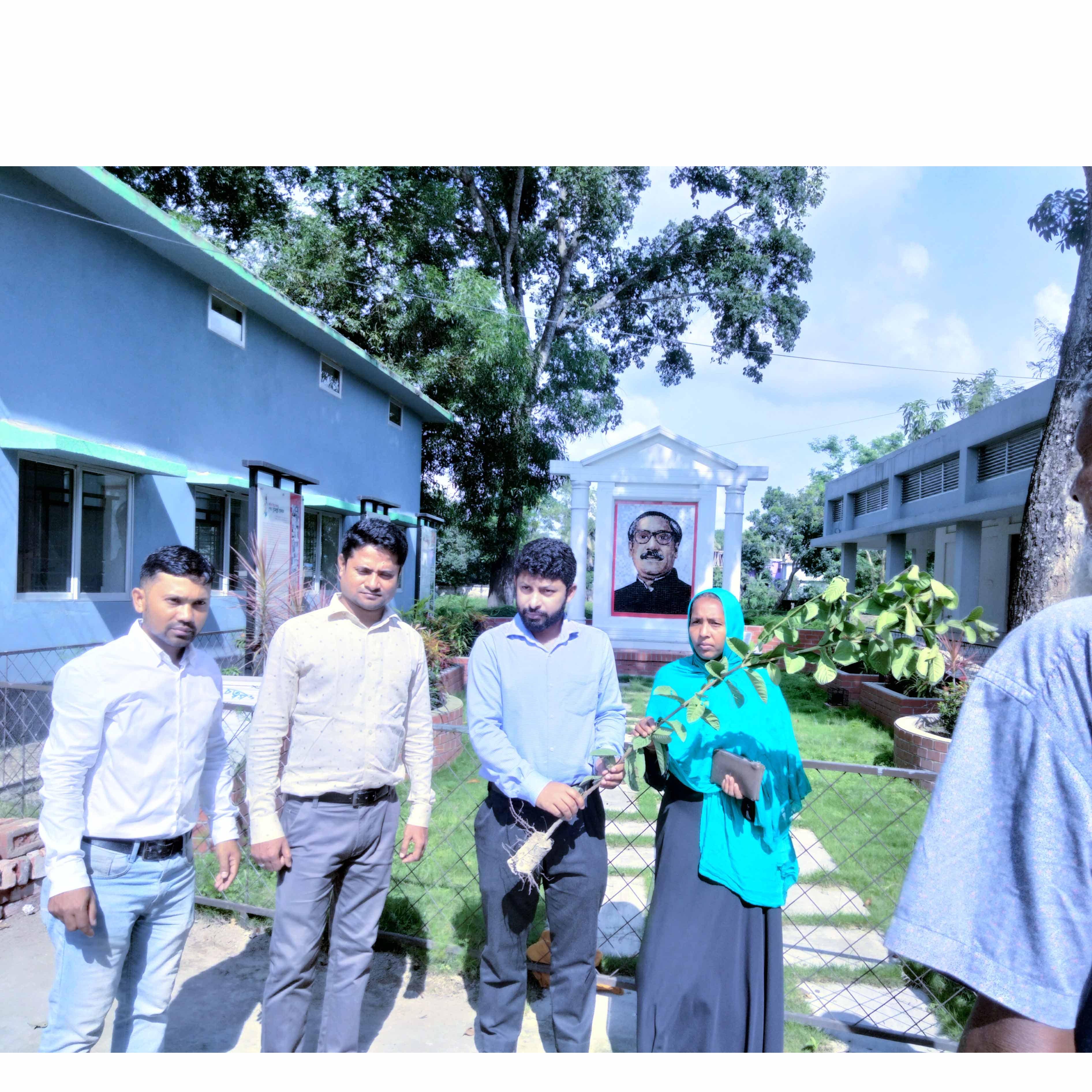 ক্ষুদ্র কৃষক ‍উন্নয়ন ফাউন্ডেশনের সদস্যদের মাঝে গাছের চারা বিতরণ করছেন উপজেলা নির্বাহী অফিসার মহদয় শেরপুর সদর।