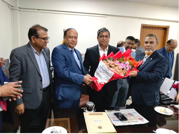 নবনিযুক্ত মাননীয় প্রতিমন্ত্রী জনাব মীর শাহে আলম মহোদয়কে ফুলেল শুভেচ্ছা জানাচ্ছেন ক্ষুদ্র কৃষক উন্নয়ন ফাউন্ডেশনের ব্যবস্থাপনা পরিচালক জনাব মোহাম্মদ মাহবুবুর রহমান।