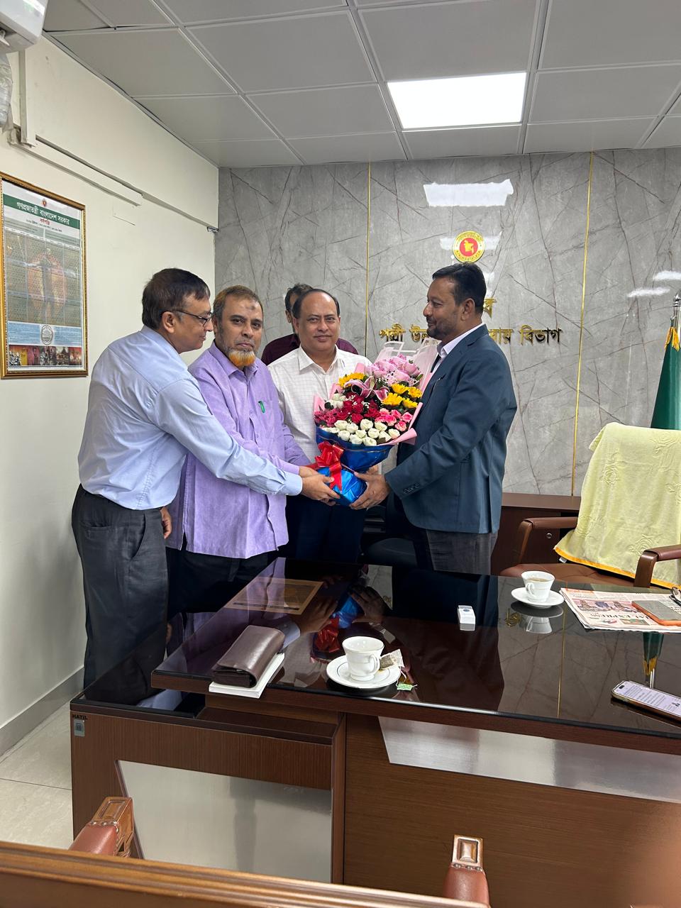 নবনিযুক্ত সচিব মহোদয় জনাব রফিকুল ই মোহামেদ, পল্লী উন্নয়ন ও সমবায় বিভাগ স্যারকে শুভেচ্ছা বরণ