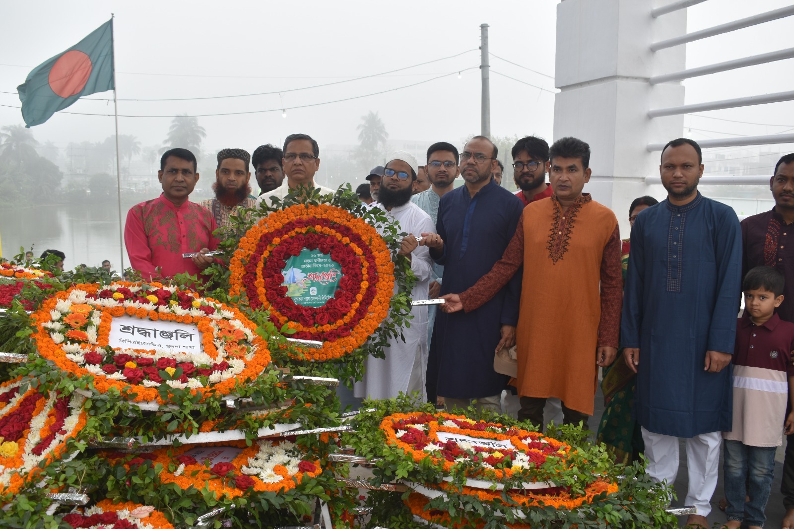 মহান স্বাধীনতা ও জাতীয় দিবস ২০২৬ উদযাপন উপলক্ষ্যে সুন্দরবন গ্যাস কোম্পানী লিমিটেড-এর পক্ষ হতে কোম্পানির ব্যবস্থাপনা পরিচালক মহোদয়ের নেতৃত্বে খুলনাস্থ গল্লামারী শহীদ স্মৃতিসৌধে পুষ্পস্তবক অর্পণ।