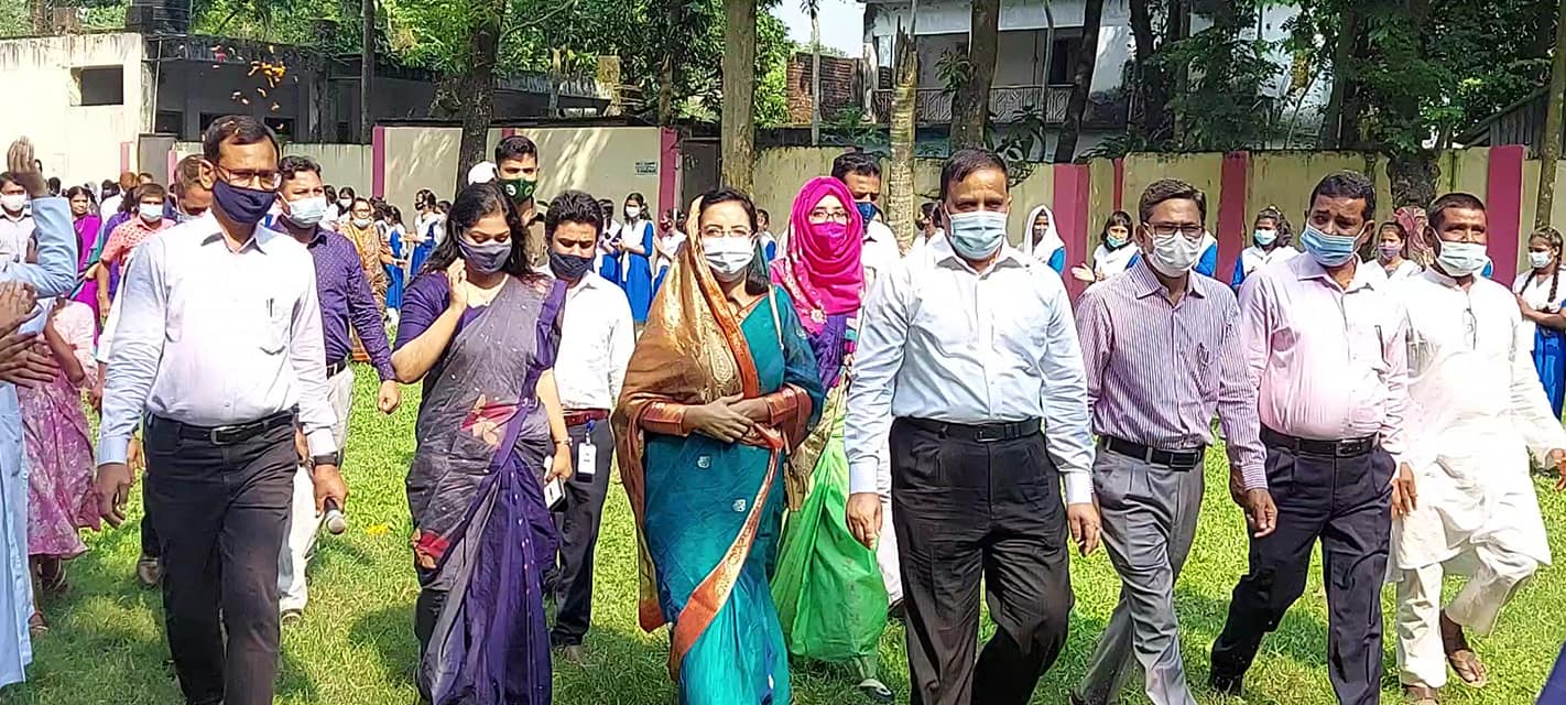 পরিদর্শনকালে জনাব বিভাগীয় কমিশনার (ময়মনসিংহ), জেলা প্রশাসক (জামালপুর, উপজেলা নির্বাহী অফিসার (সরিষাবাড়ী, সহকারী কমিশনার (ভূমি)