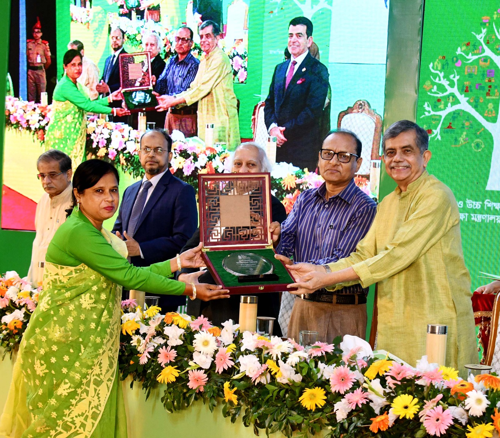 গুণী শিক্ষকে ক্রোস্ট প্রদান।