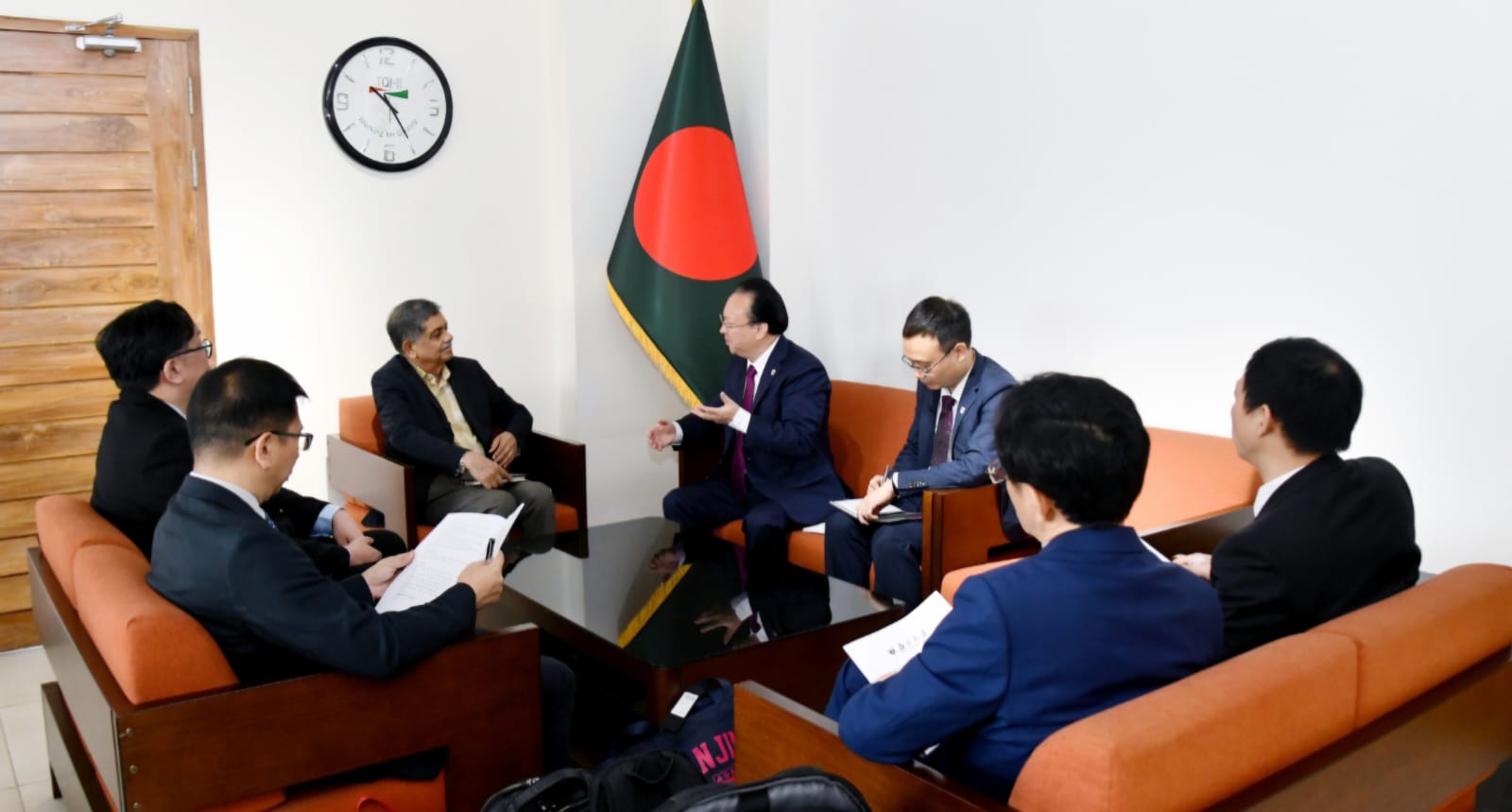 শিক্ষা উপদেষ্টা অধ্যাপক ড. চৌধুরী রফিকুল আবরারের সাথে ঢাকায় মন্ত্রণালয়ে তাঁর অফিস কক্ষে চীনের নানজিং বিশ্ববিদ্যালয়ের সিপিসি কাউন্সিলের চেয়ারম্যান এবং চাইনিজ একাডেমি অব সাইন্সেসের ফেলো, অধ্যাপক Tan Tieniu এর নেতৃত্বে একটি প্রতিনিধিদল সাক্ষাৎ করেন।