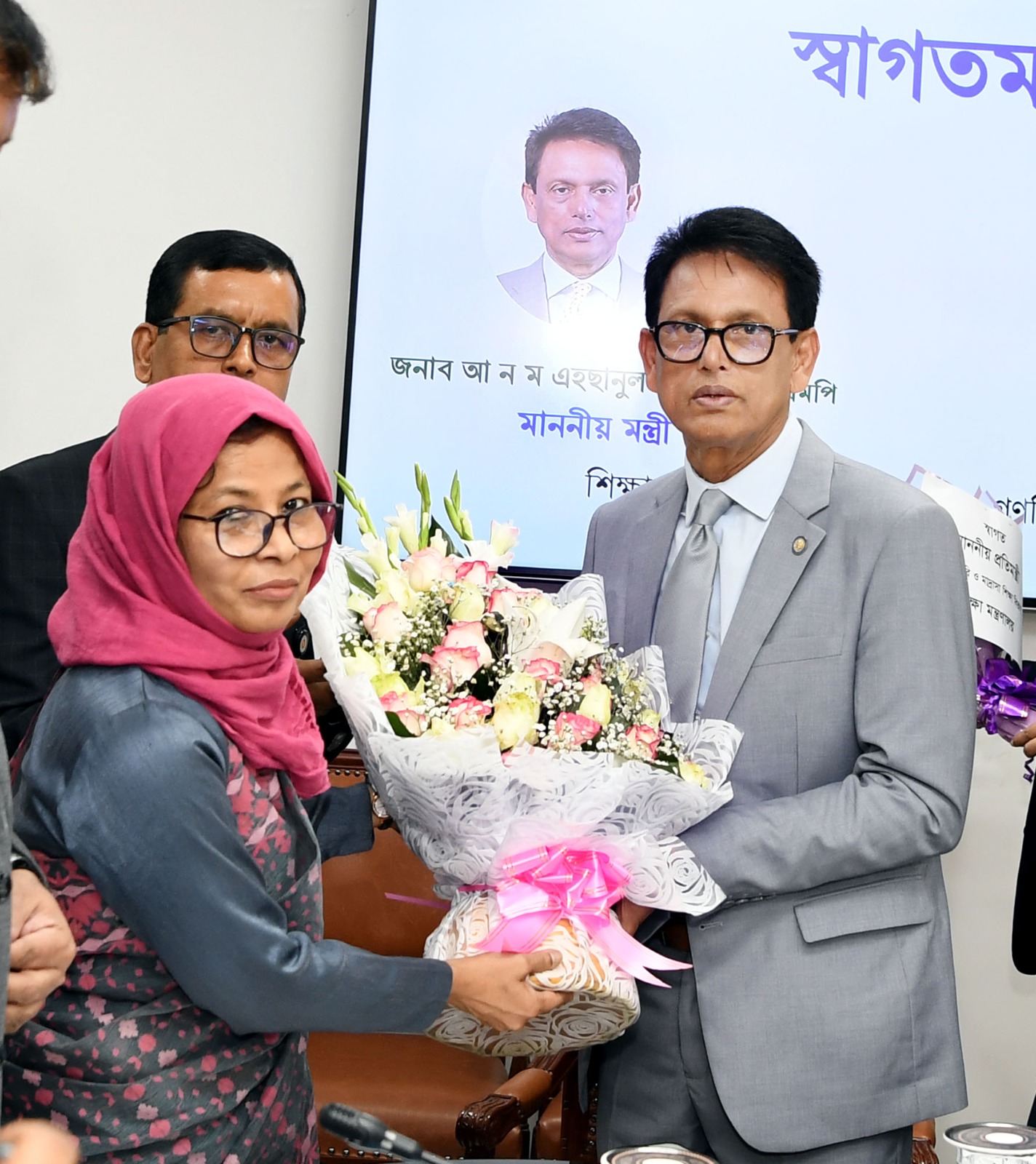 নবনিযুক্ত মাননীয় শিক্ষা মন্ত্রী আ ন ম এহছানুল হক মিলন-কে মাধ্যমিক ও উচ্চ শিক্ষা বিভাগের পক্ষে ফুলেল শুভেচ্ছা ও অভিনন্দন