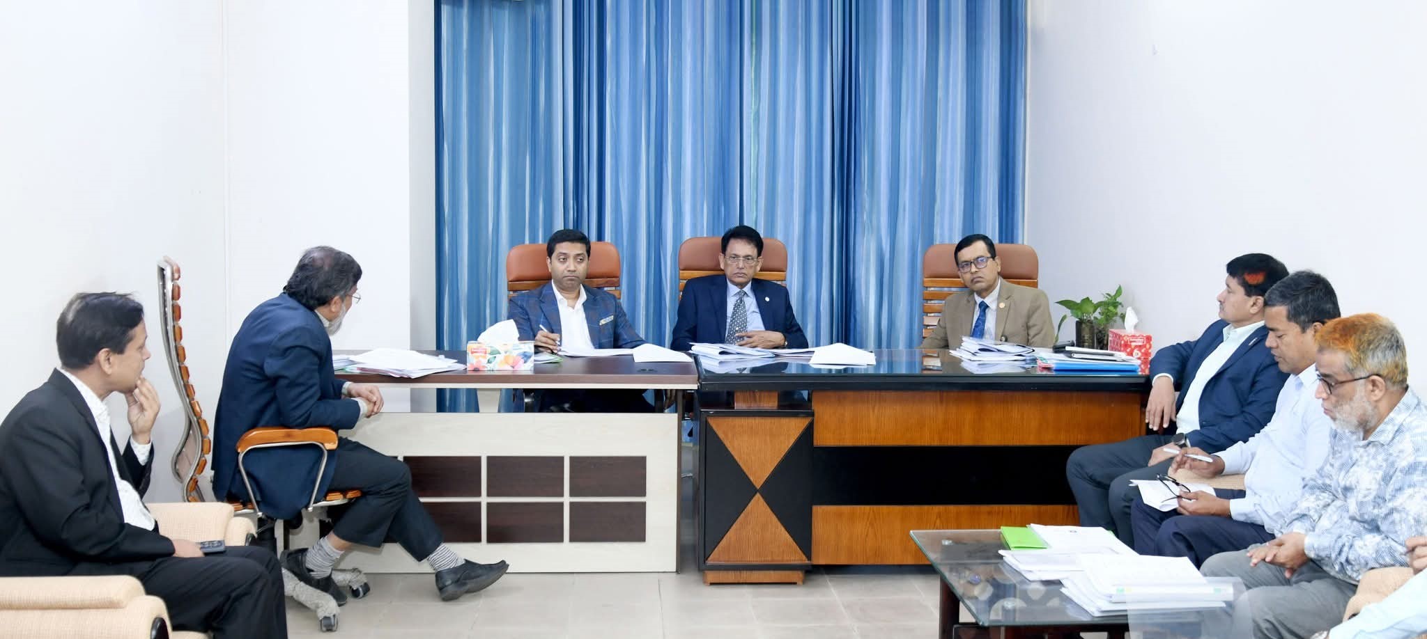 শিক্ষা এবং প্রাথমিক ও গণশিক্ষা মন্ত্রী ড. আ ন ম এহছানুল হক মিলন আজ ঢাকায় ইস্কাটনে প্রবাসী কল্যাণ ভবনে অবসর সুবিধা বোর্ড এবং কল্যাণ ট্রাস্টের কর্মকর্তাগণের সাথে মতবিনিময়