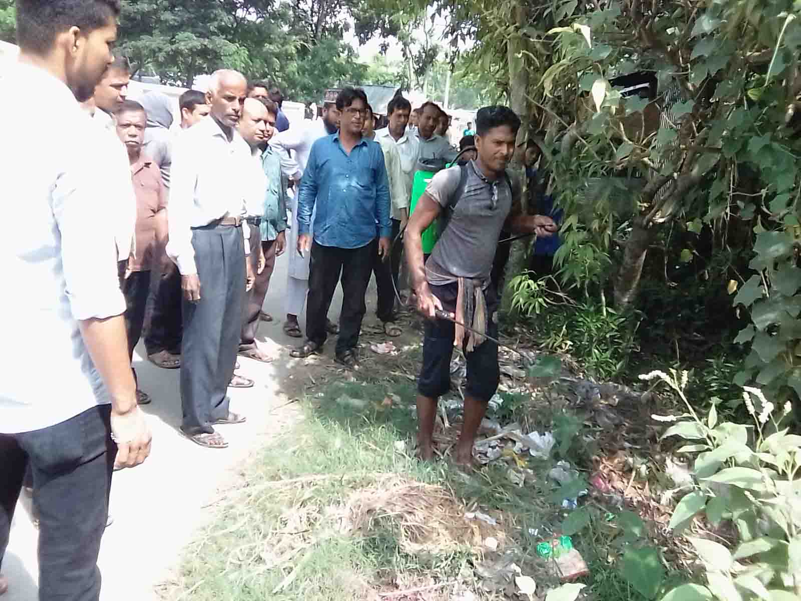 ডেঙ্গু প্রতিরোধে এডিস মশার লাভা নিধনের জন্য শেখহাটি ইউনিয়নের চারী পাশ সহ স্কুল ক্যাম্পাসের ও বাজারের বদ্ধ জলাশয়ে প্রতিষেধক স্প্রে কার্যক্রম শুরু করেছেন শেখহাটি ইউপি চেয়ারম্যান জনাব বুলবুল আহমেদ ও পরিষদ বর্গ। এ বিষয়ে জন সচেতনতা বৃদ্ধি ও সার্বিক কার্যক্রমে সহযোগীতা করছেন স্কুলের শিক্ষক বৃন্দ ও এলাকার গন্য মান্য ব্যক্তি বর্গ। সমগ্র এলাকাবাসী উৎসাহ উদ্দীপনার সাথে মশক নিধন কার্যক্রমে একাত্ত্বতা প্রকাশ করেছেন এবং কার্যক্রমে অংশ গ্রহন করছেন।