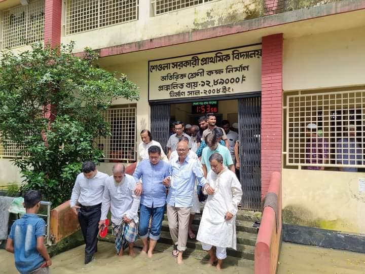 সাবেক শিক্ষামন্ত্রী ,আওয়ামী লীগের প্রেসিডিয়াম সদস্য ও সিলেট সংসদীয় ০৬ আসনের মাননীয় এমপি জনাব নুরুল ইসলাম নাহিদ , উপজেলা নির্বাহী অফিসার ও অত্র ইউনিয়নের চেয়ারম্যন জনাব জহুর উদ্দিন বন্যা কবলিত মানুষদের সাথে দেখা করতে যান