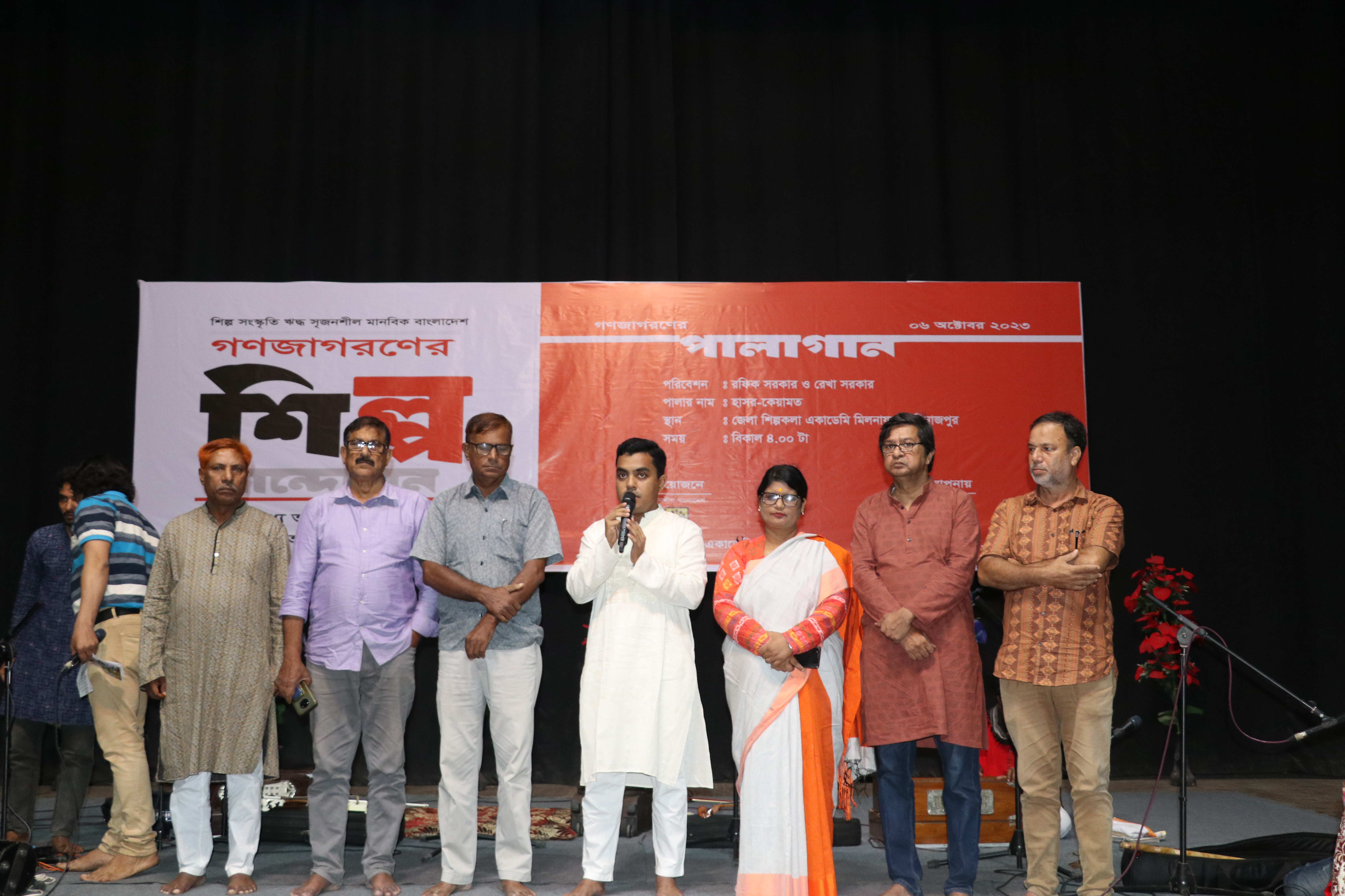পালাগান মঞ্চায়নের ছবি।