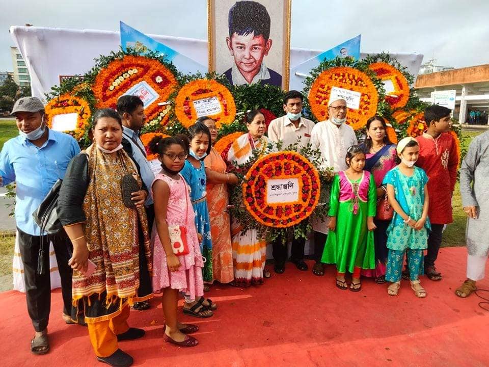 জাতির পিতা বঙ্গবন্ধু শেখ মুজিবুর রহমানের কনিষ্ঠ পুত্র শেখ রাসেল এর ৫৭তম জন্মদিন, \\"শেখ রাসেল দিবস-১৮ অক্টোবর ২০২১\\" উপলক্ষে শেখ রাসেল এর প্রতিকৃতিতে জেলা শিল্পকলা একাডেমি, খুলনা কর্তৃক পুষ্পস্তবক অর্পণ।