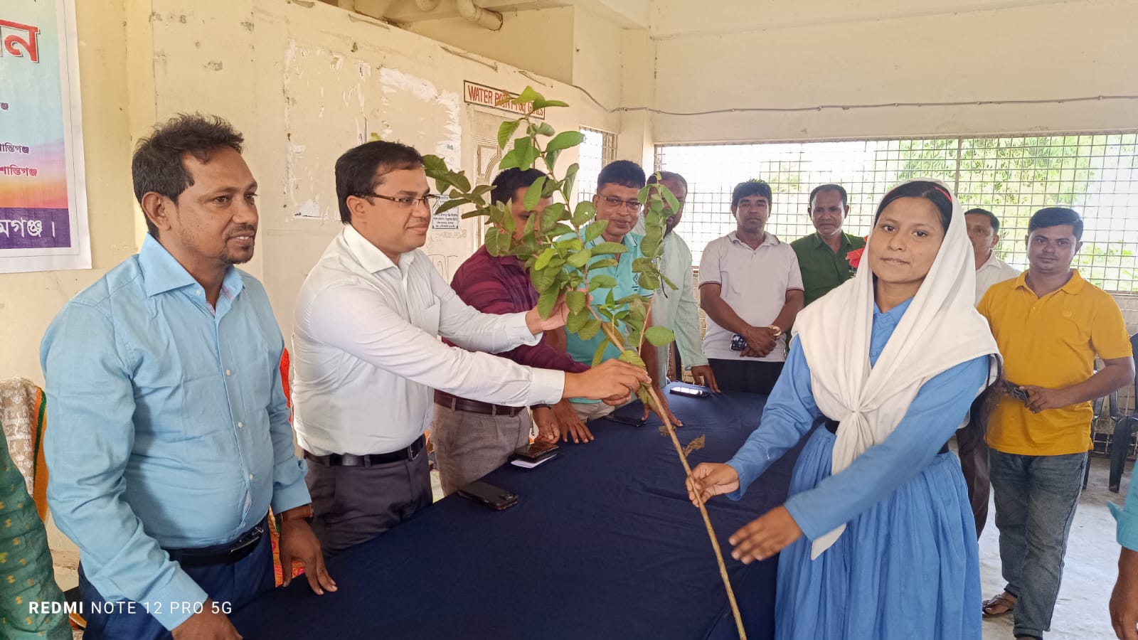 শিমুলবাক ইউনিনের জীবদাড়া সাতগাও উচ্চ বিদ্যালয়ের ছাত্রছাত্রীদের মাঝে চারা বিতরন।