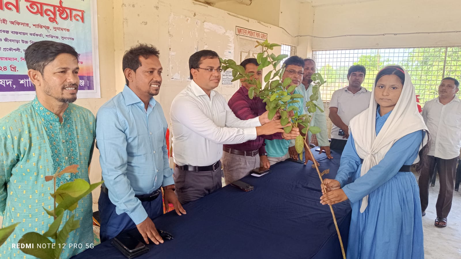 শিমুলবাক ইউনিনের জীবদাড়া সাতগাও উচ্চ বিদ্যালয়ের ছাত্রছাত্রীদের মাঝে চারা বিতরন।