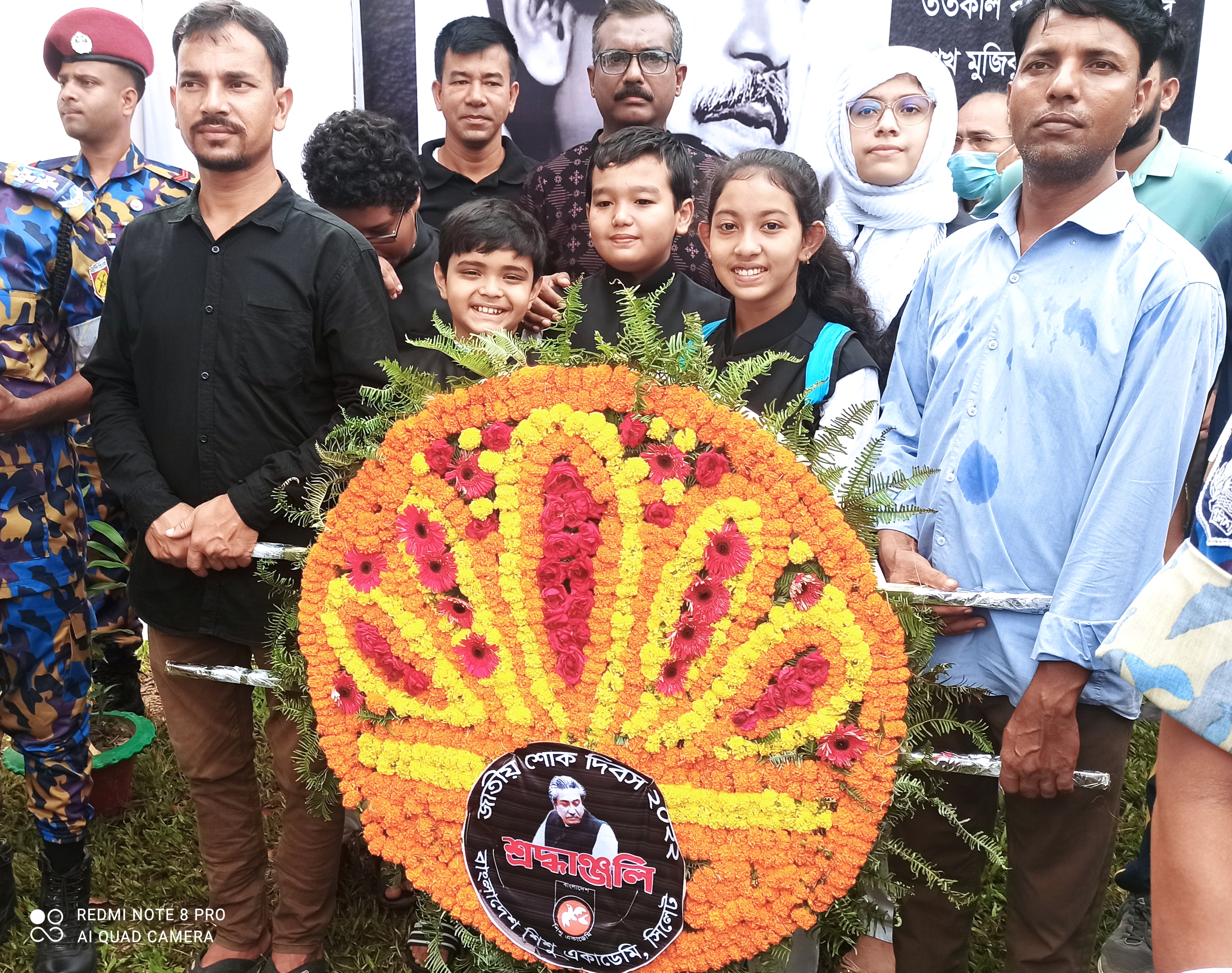জেলা শিশু বিষয়ক কর্মকর্তা সাইদুর রহমান ভূঞা জাতীয় শোক দিবস উপলক্ষ্যে শিশুদের নিয়ে জাতির পিতার প্রতিকৃতিতে পুষ্পস্তবক অর্পণ করনে