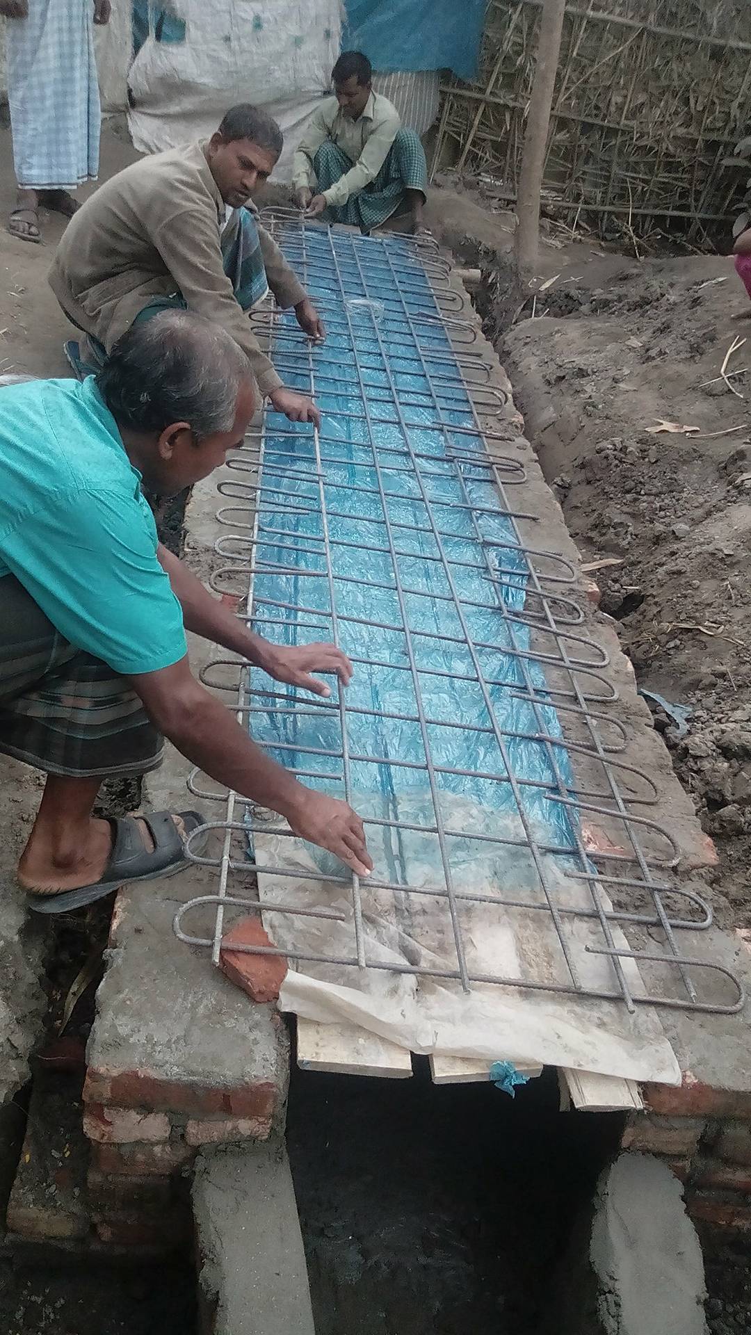 ওকড়া মুজামের বাড়ির সামনে কালভাট নির্মানের কাজ চলছে