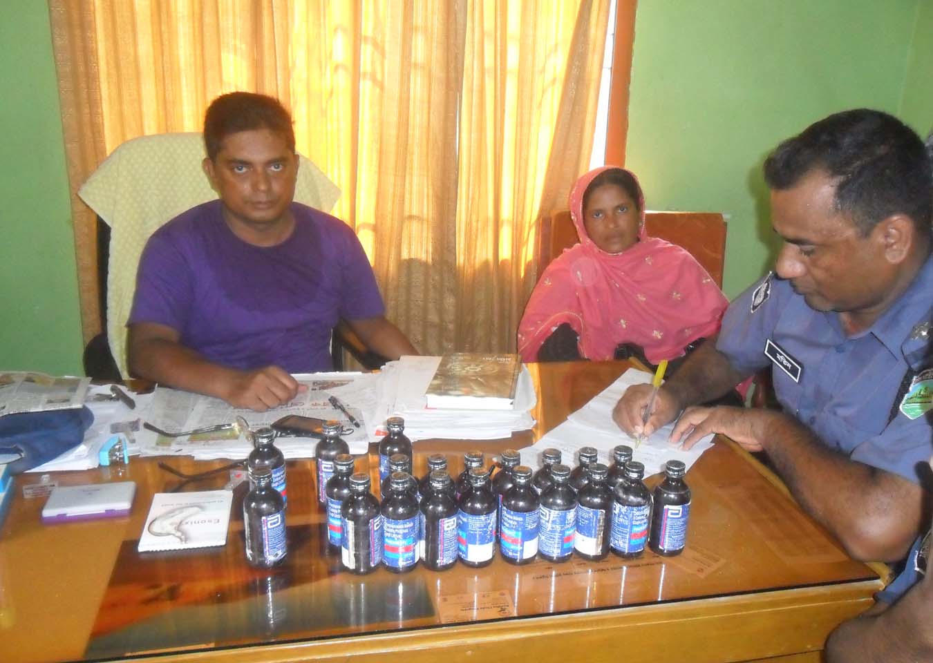 মাদক নিয়ন্ত্রনে চেয়ারম্যান সাহেবের জোর তৎপরতা। ২১ বোতল ফেন্সিডিল আটক