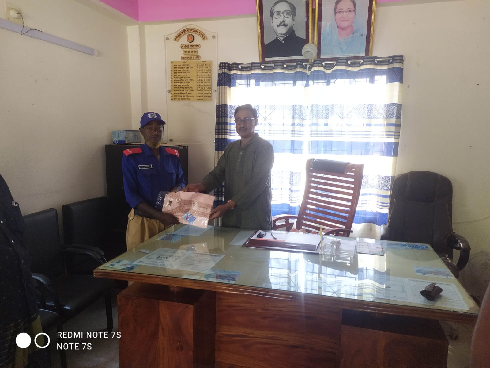 ইউনিয়ন পরিষদের ট্যাক্স উত্তোলনে জন্য উৎসাহ প্রদানের জন্য গ্রাম পুলিশদের মাঝে পাঞ্জাবী ও লুঙ্গী বিতরন।
