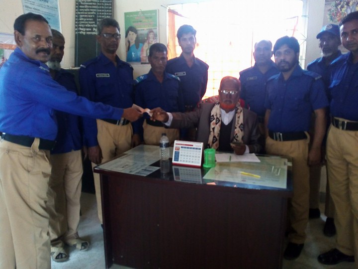 গ্রাম পুলিশগণদের মাঝে গ্রাম আদালতের টাকা বিতরণ