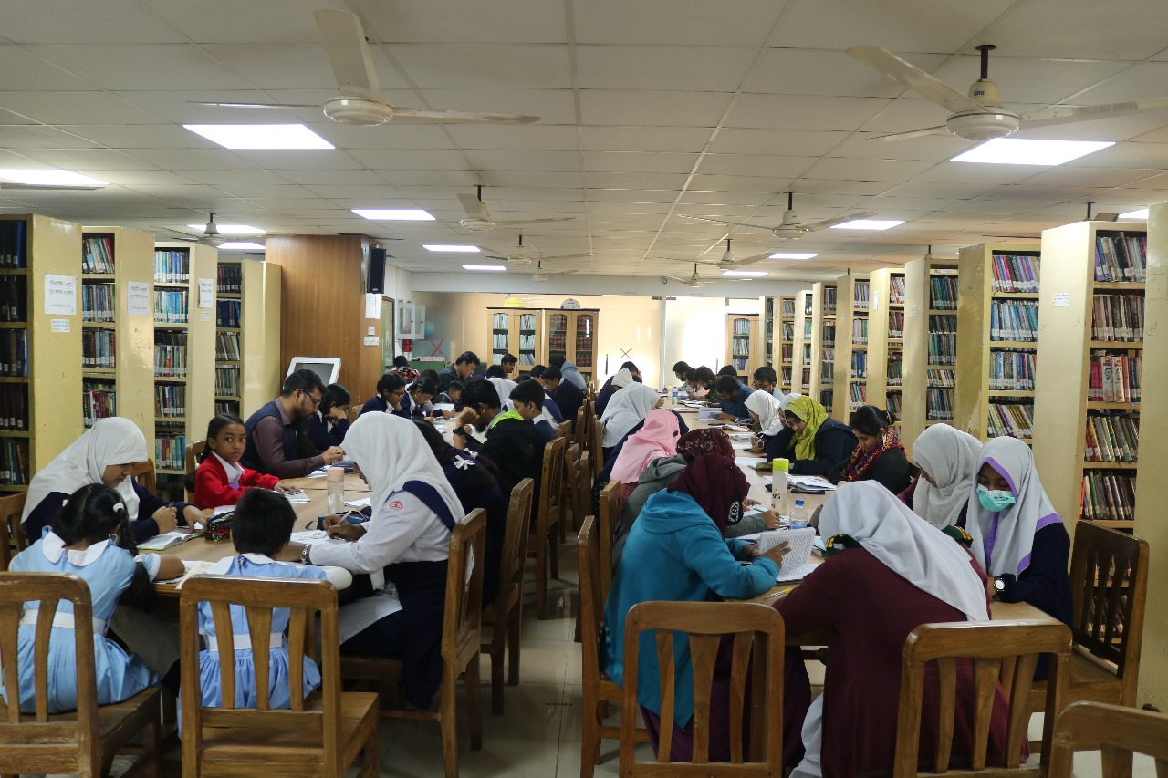 বইপাঠরত পাঠক