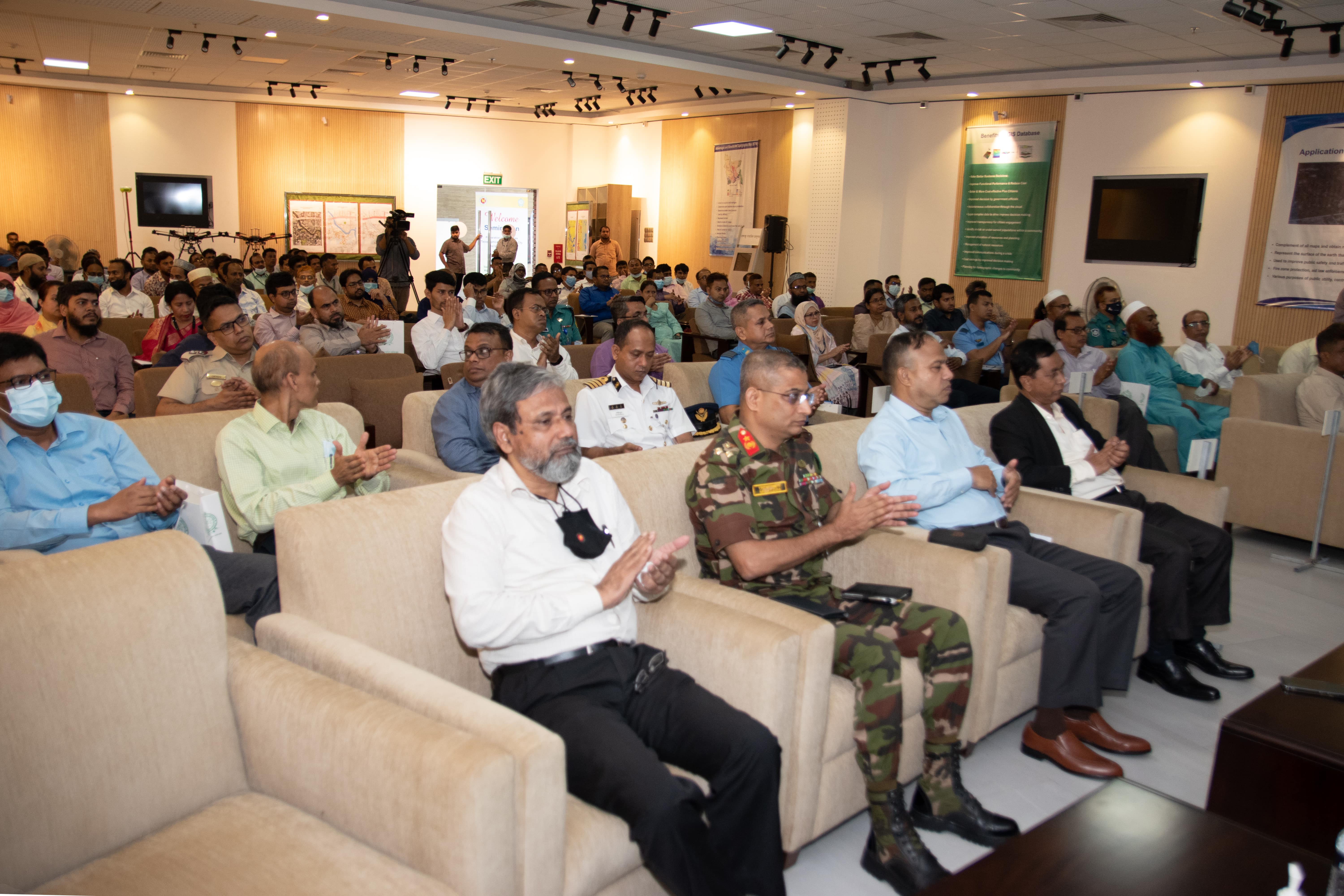 আকাশ আলোকচিত্র ধারণের মাধ্যমে ঢাকা শহর ও পার্শবর্তী এলাকার বৃহৎ স্কেলের টোপোগ্রাফিক্যাল মানচিত্র প্রণয়ন সেমিনার