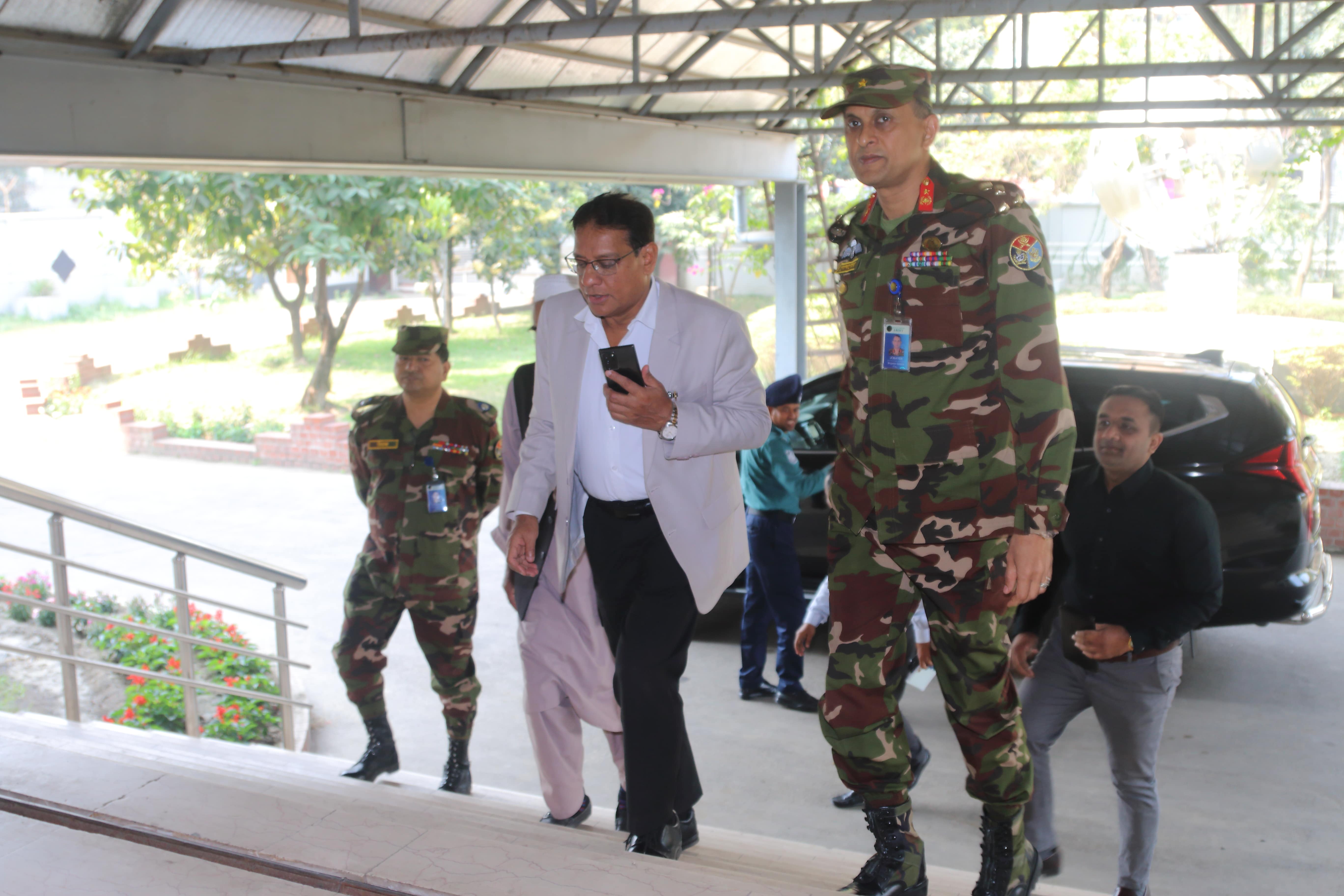 প্রতিরক্ষা সচিব মহোদয়ের সার্ভার সেকশন পরিদর্শন