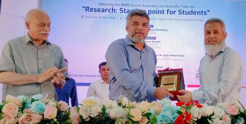 গবেষণা: শিক্ষার্থীদের জন্য সূচনা বিন্দু তে সিলেট মেডিকেল বিশ্ববিদ্যালয়ের মাননীয় উপাচার্য অধ্যাপক ডাঃ মোঃ জিয়াউর রহমান কে ক্রেষ্ট প্রদান করছেন মাননীয় অধ্যক্ষ অধ্যাপক ডাঃ মোস্তফা তৌফিক আহমেদ মহোদয়