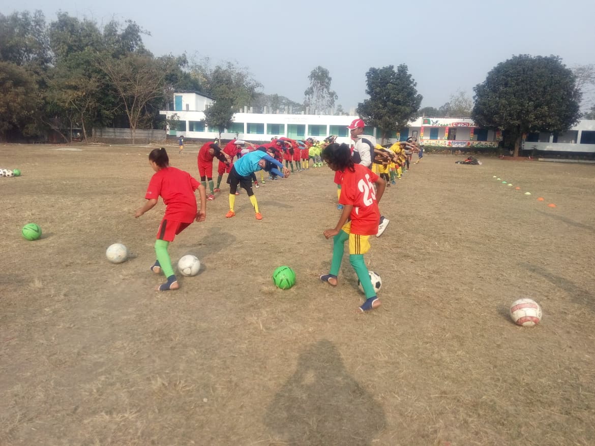 ফুটবল ও ভলিবল প্রশিক্ষণ 
