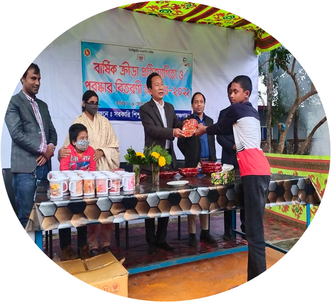 নিবাসীর পুরস্কার গ্রহণ