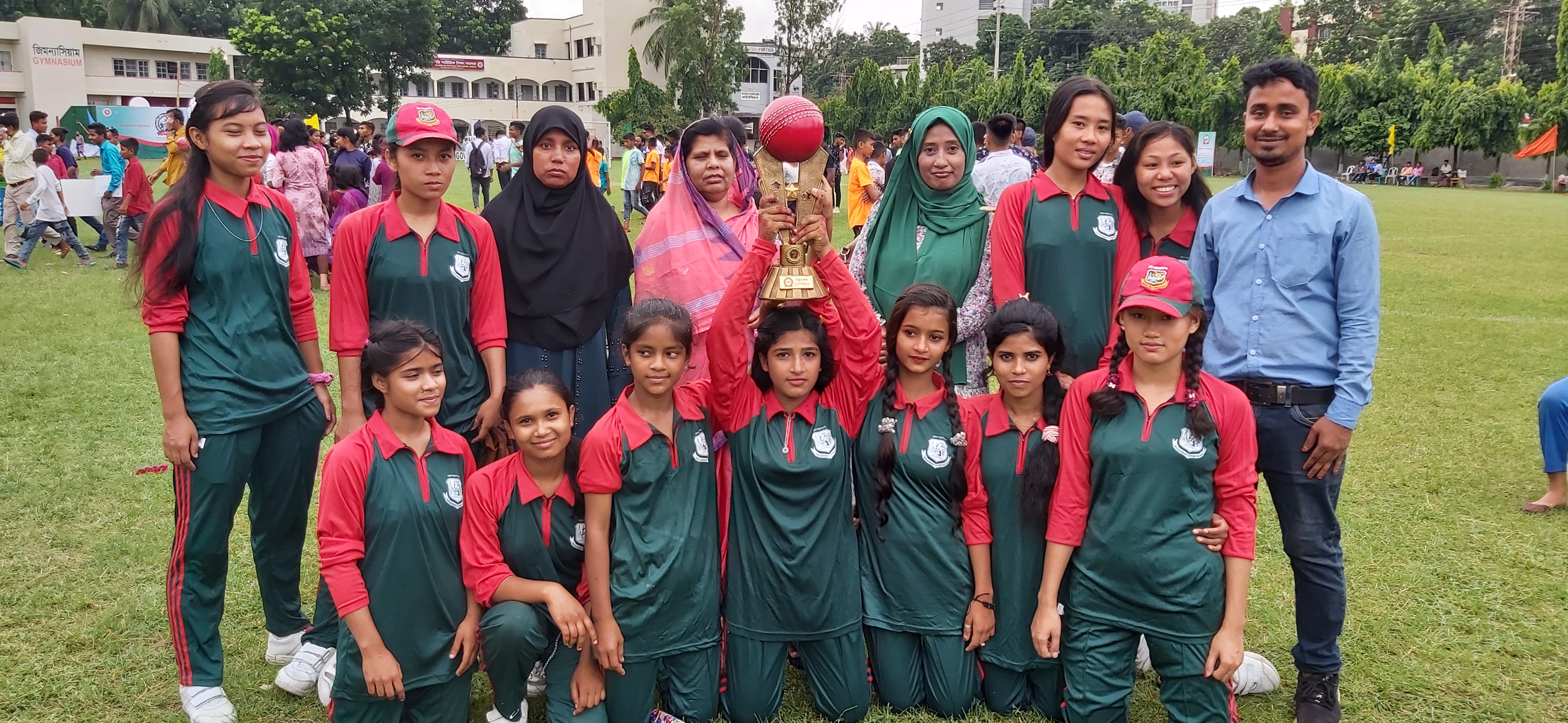 ক্রিকেটে চ্যাম্পিয়ান হওয়ার পর টফি নিয়ে আনন্দ মূহুর্ত।