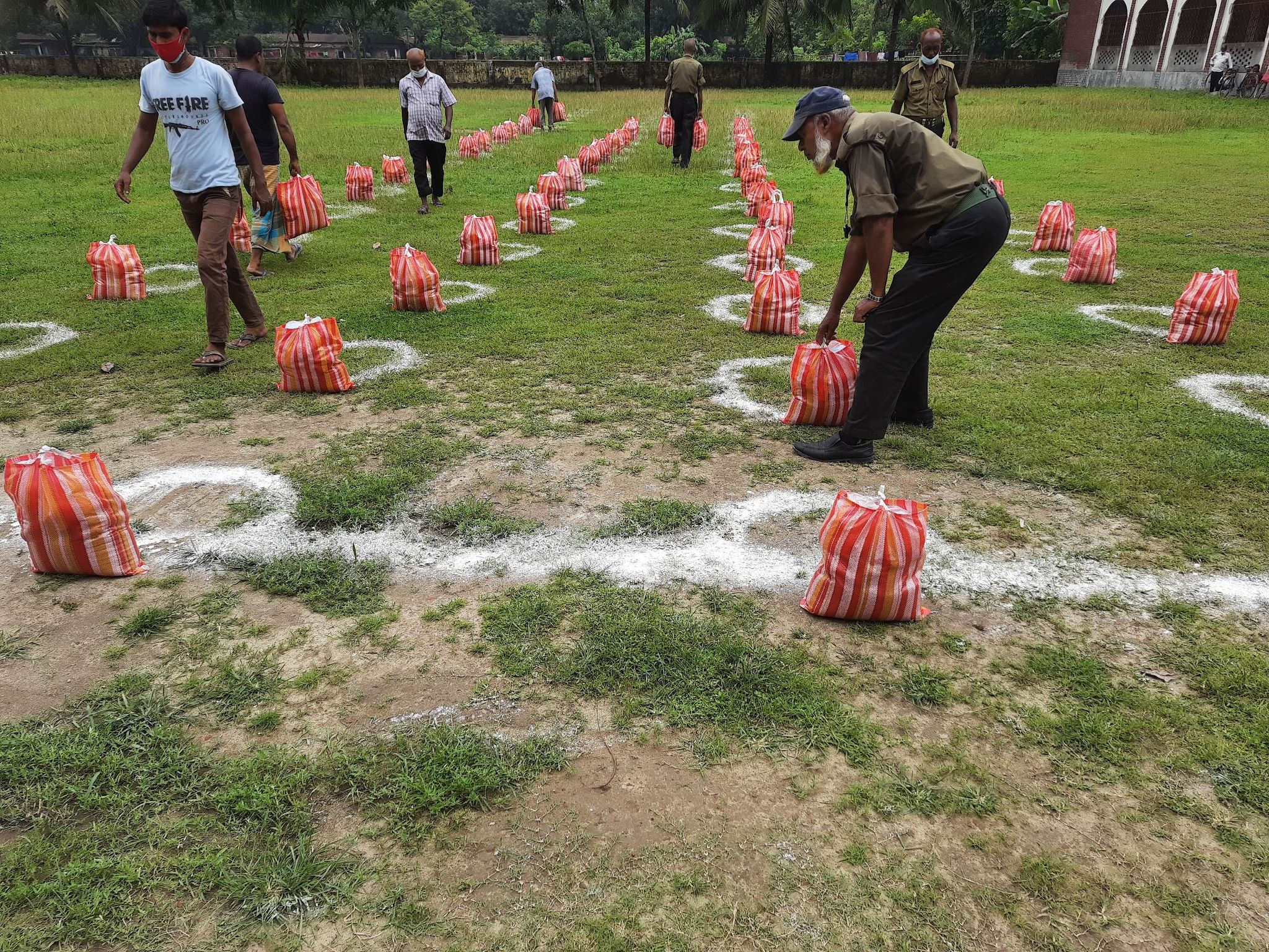 স্বাধীনতার মহান স্থপতি জাতির পিতা শেখ মুজিবুর রহমানের ৪৬ তম শাহাদাত বাষিকী উপলক্ষে দুঃস্থ শ্রমিকদের মাঝে খাদ্য সামগ্রী ও কভিড ১৯ সুরক্ষা সামগ্রী বিতরণ