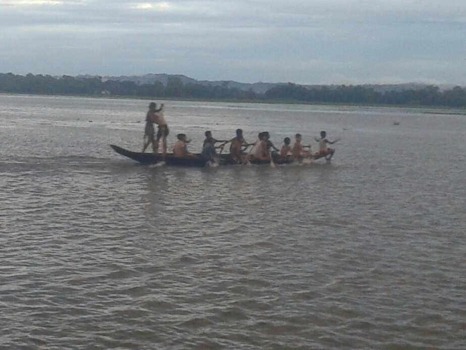 হাকালকি হাওরে বর্ষা মৌসুমে নৌকা চলার দৃশ্য