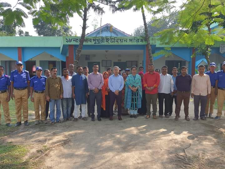  জেলা প্রশাসক, ঠাকুরগাঁও কর্তৃক ১৮ নং শুখানপুকুরী ইউনিয়ন পরিষদ পরিদর্শন কালে জেলা প্রশাসক মহোদয়ের সঙ্গে উপস্থিত ছিলেন উপজেলা নির্বাহী অফিসার মহোদয় ও সহকারী কমিশনার(ভূমি) মহোদয় ।
