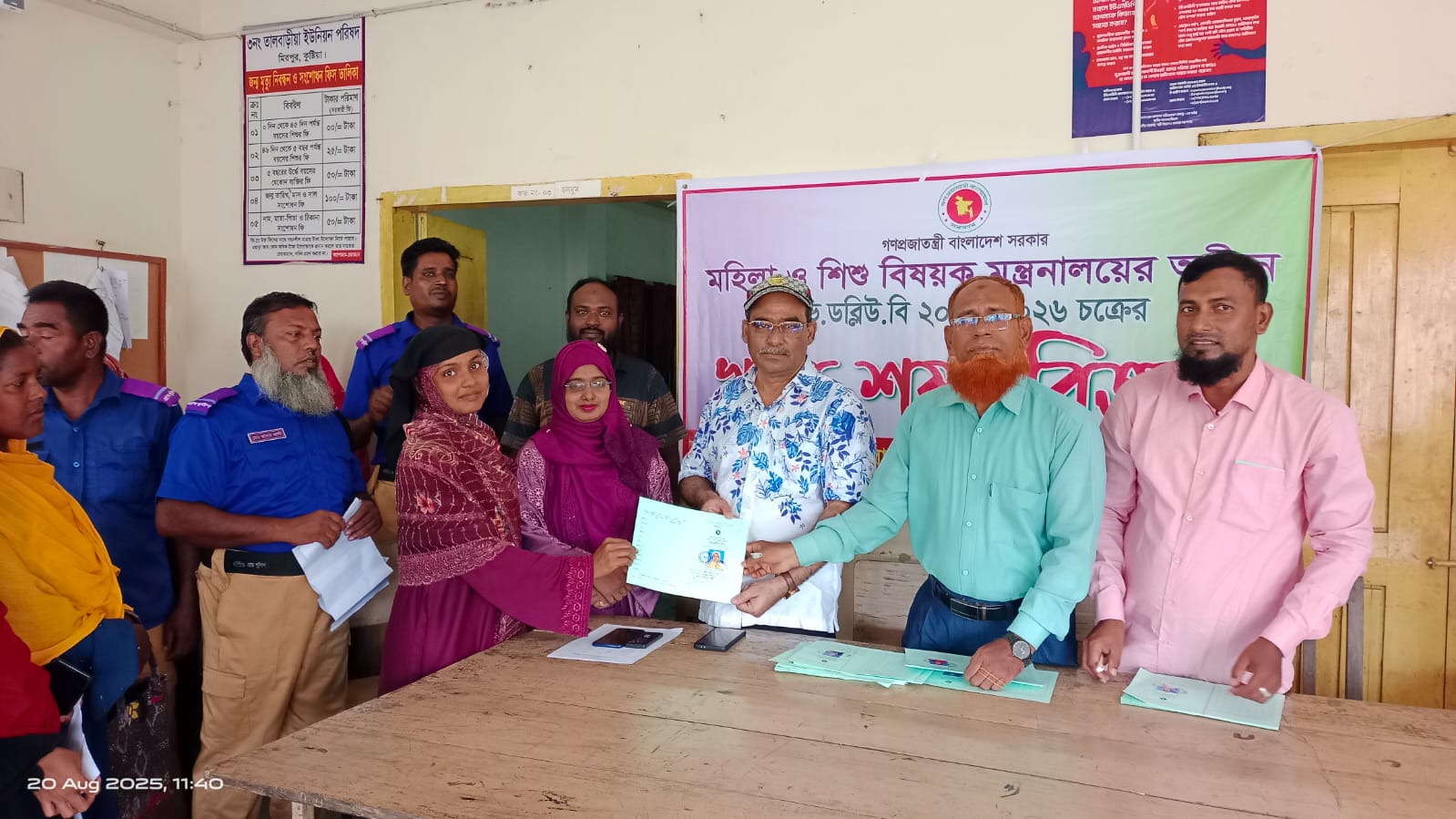 ২০২৫-২০২৬ ভিডব্লিউবি চক্রের ১০৩ জন উপকারভোগীর মাঝে কার্ড ও জুলাই মাসের ৩০ কেজি করে চাল বিতরণ