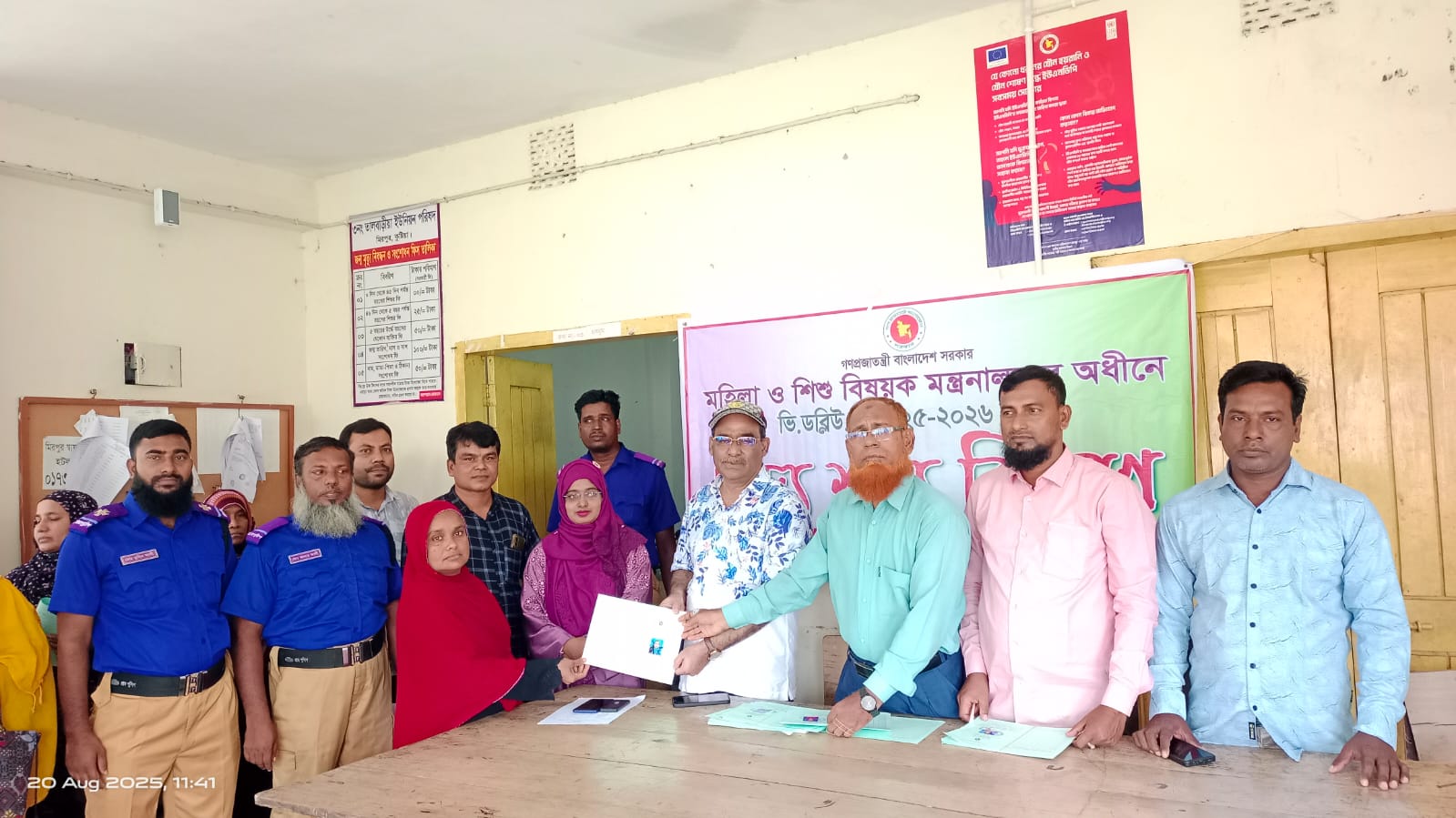 ২০২৫-২০২৬ ভিডব্লিউবি চক্রের ১০৩ জন উপকারভোগীর মাঝে বই ও চাউল বিতরন ৩০ কেজি করে