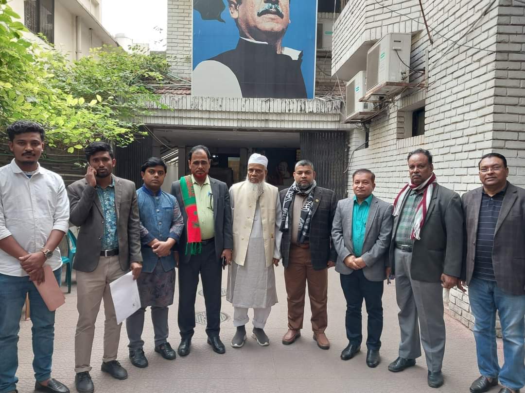 পাটি অফিসের সামনে আমরা সবাই