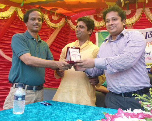 উপজেলা নির্বাহী অফিসার কর্তৃক বিভিন্ন পুরস্কার বিতরণ।