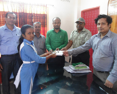 উপজেলা নির্বাহী অফিসার কর্তৃক বিভিন্ন পুরস্কার বিতরণ।