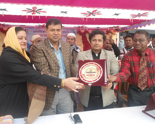 উপজেলা নির্বাহী অফিসার কর্তৃক বিভিন্ন পুরস্কার বিতরণ।
