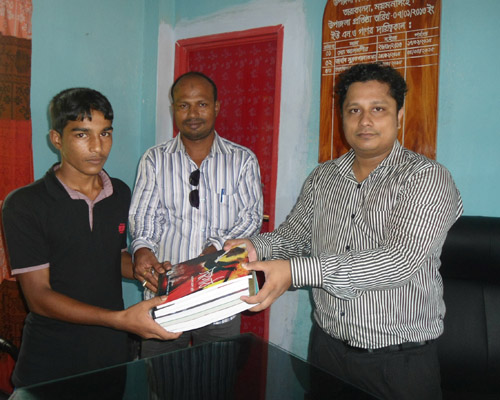 উপজেলা নির্বাহী অফিসার কর্তৃক বিভিন্ন পুরস্কার বিতরণ।