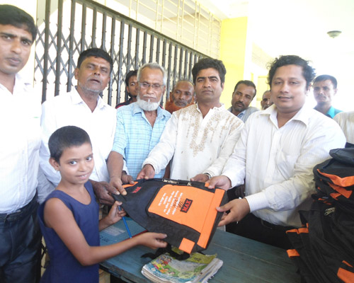 উপজেলা নির্বাহী অফিসার কর্তৃক বিভিন্ন পুরস্কার বিতরণ।