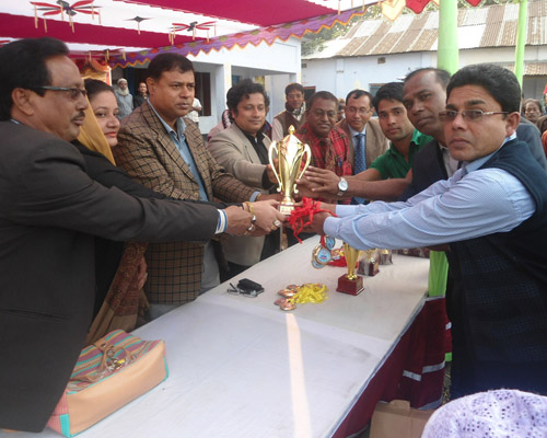 উপজেলা নির্বাহী অফিসার কর্তৃক বিভিন্ন পুরস্কার বিতরণ।