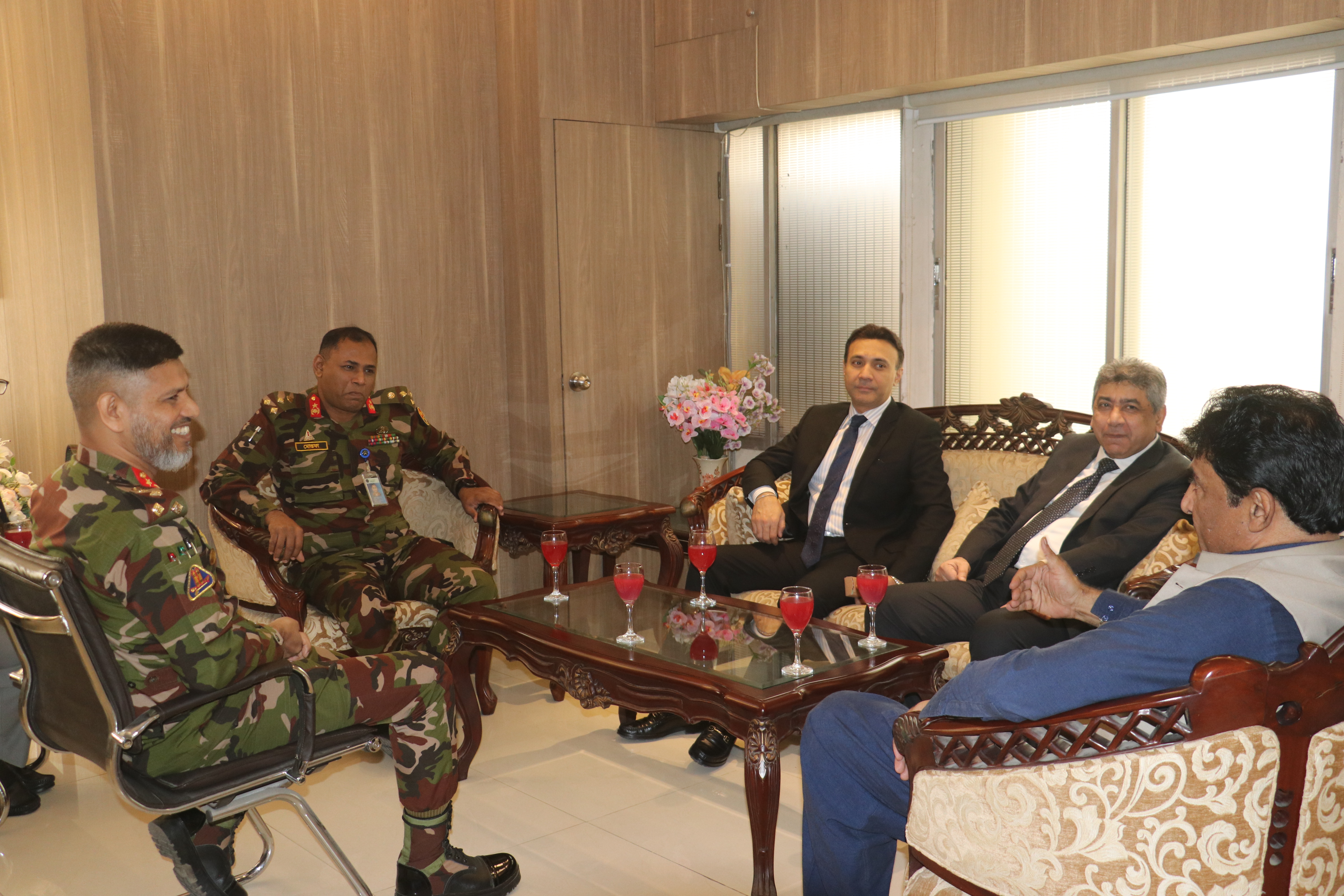 ট্রেডিং কর্পোরেশন অব পাকিস্তান এর চেয়ারম্যান ও পাকিস্তানের হাই কমিশনারের সাথে ট্রেডিং কর্পোরেশন অব বাংলাদেশ এর মত বিনিময়