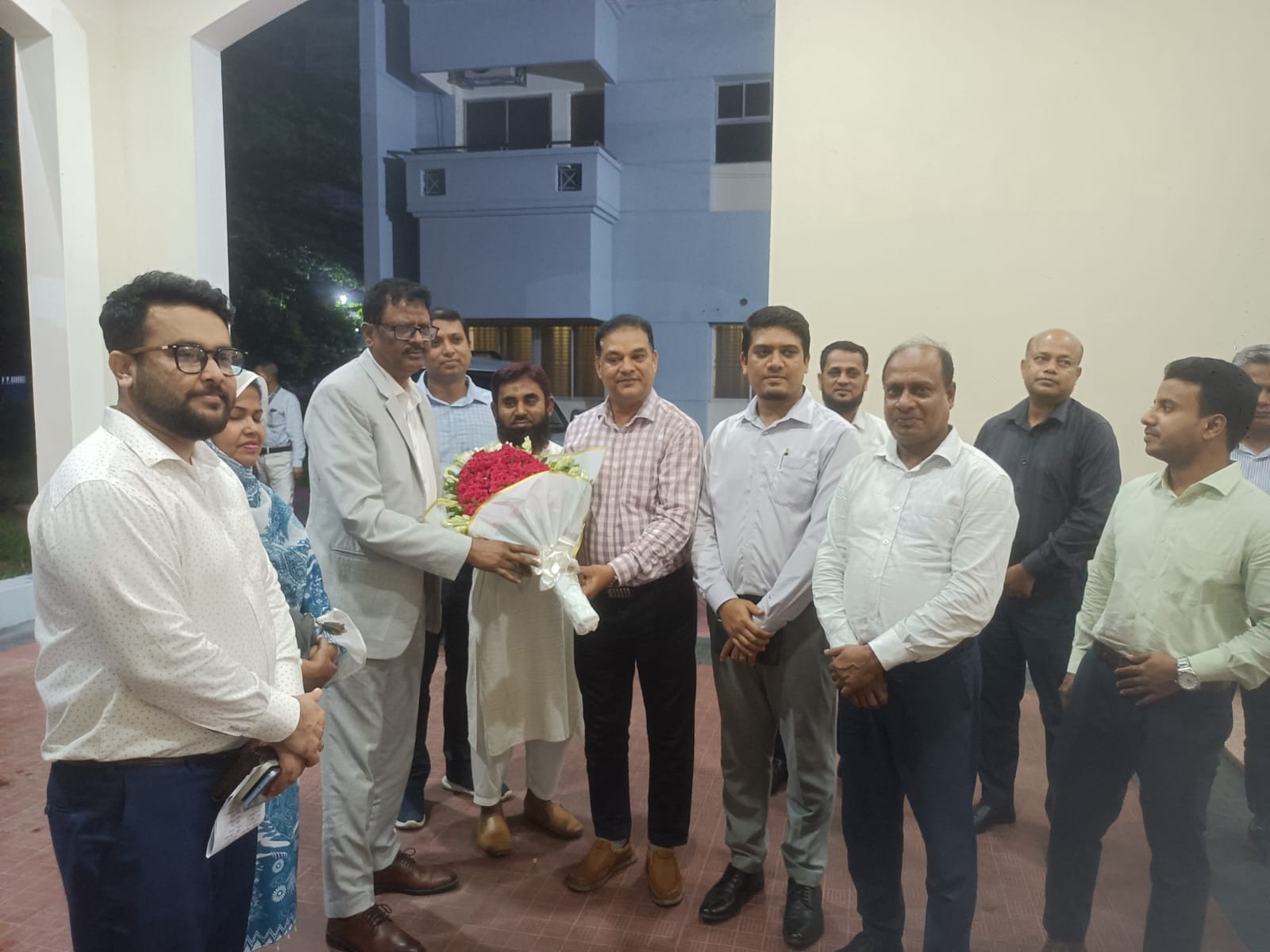 নিবন্ধক মহোদয়ের খুলনায় আগমন উপলক্ষে পুষ্পকর্পন