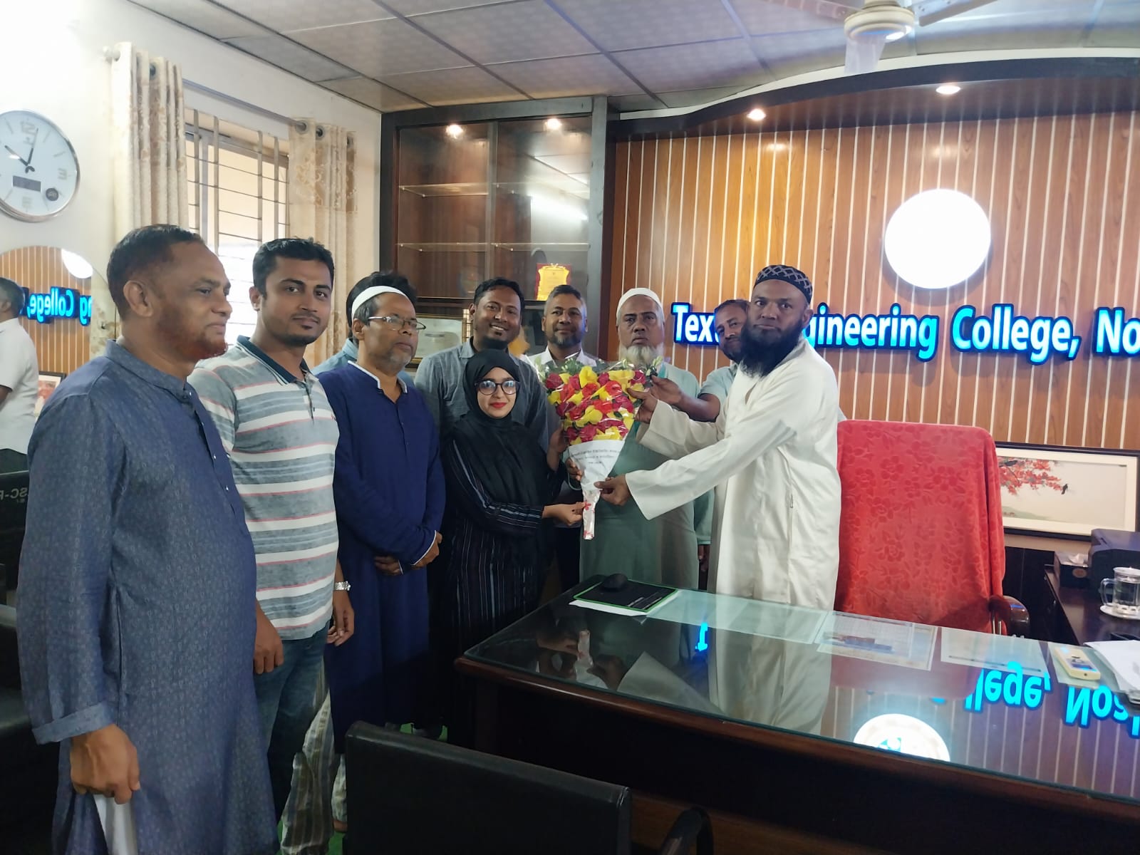 নবনিযুক্ত অধ্যক্ষ জনাব মোঃ আব্দুর রকিব মহোদয়কে ফুল দিয়ে বরণ