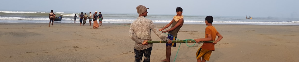 বঙ্গোপসাগরে জেলেদের শীতকালীন মাছ ধরার দৃশ্য