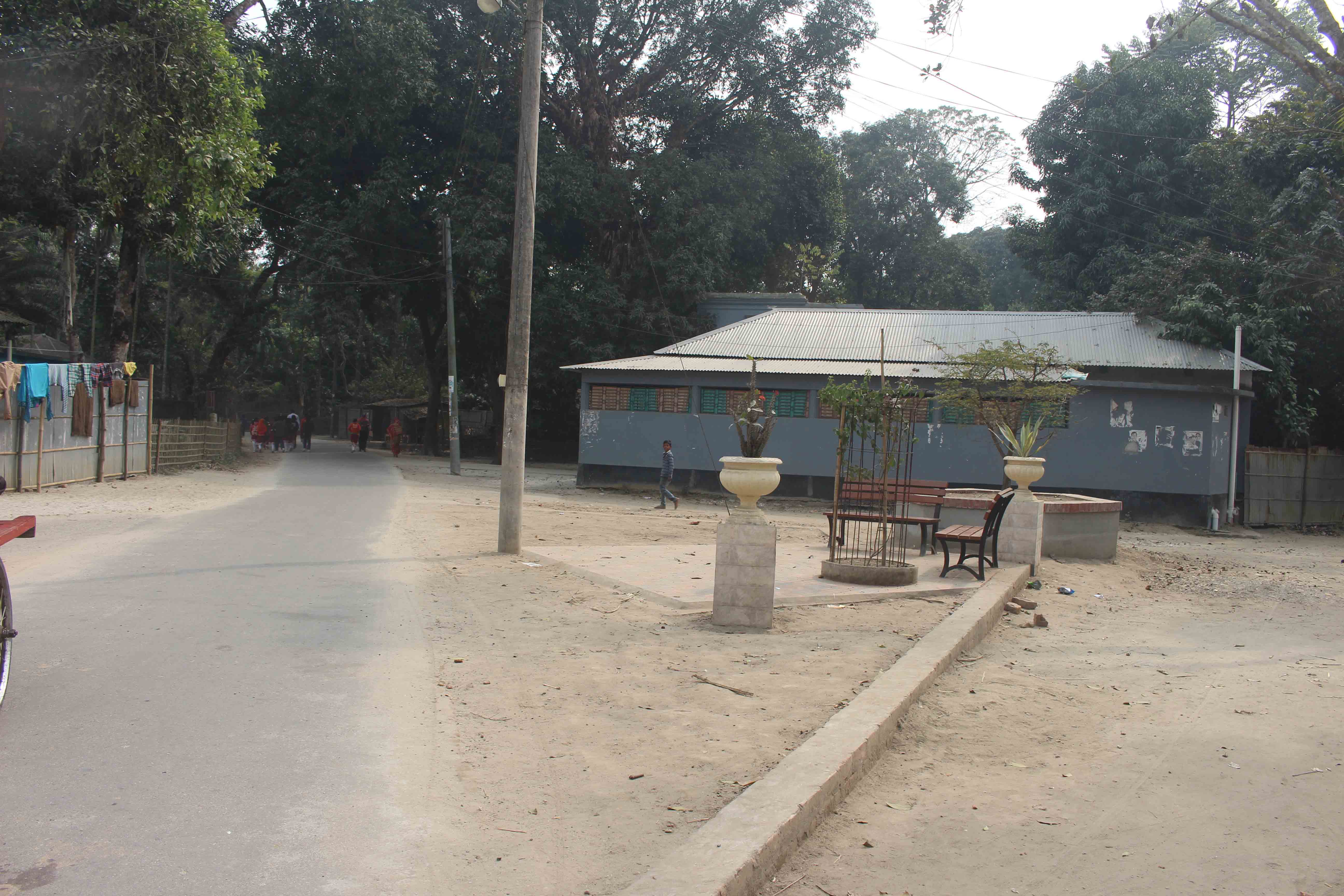 ৭নং ওয়ার্ডের তেঁতুলিয়া চৌরাস্তা বাজার হইতে মডেল থানা পর্যন্ত তেলিপাড়া মোড়ে বৃদ্ধদের জন্য একটি বিশ্রামাগার নির্মান